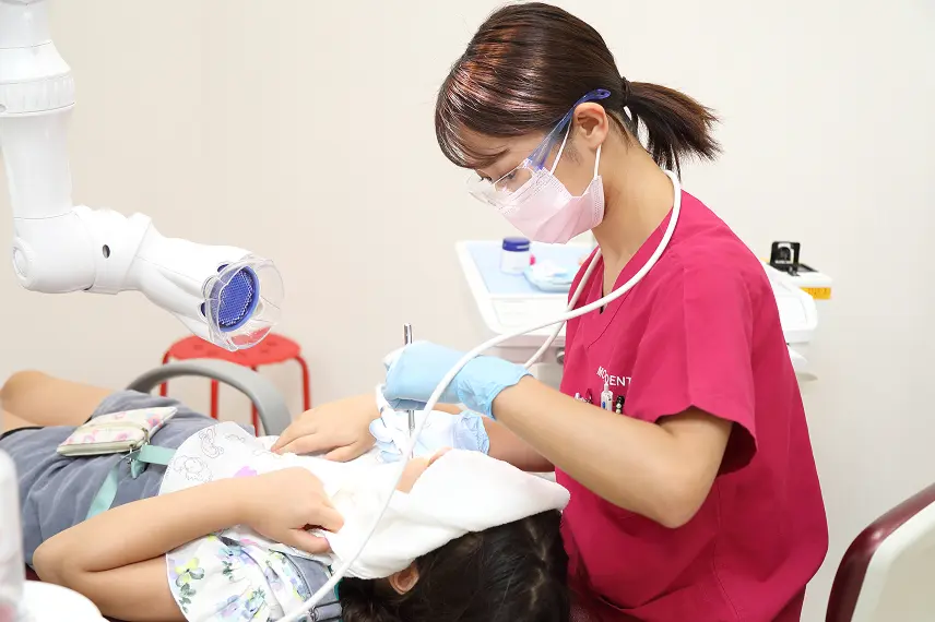 女性スタッフによる優しい施術の様子