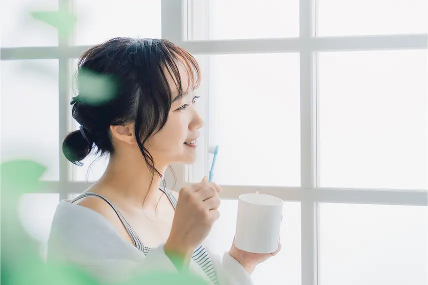 歯磨きをする女性