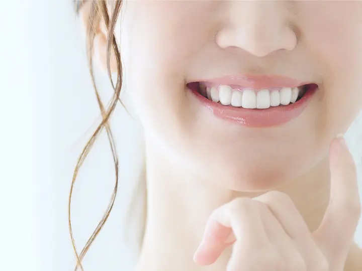 歯を見せていきいきと笑う女性