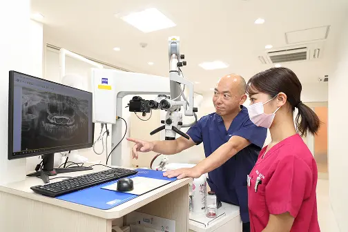 レントゲン・口腔内スキャンを見つめる医師たち