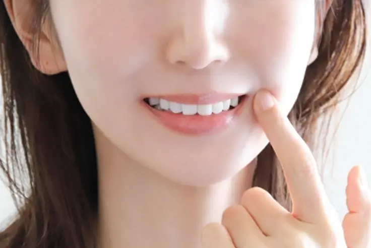 歯を見せて笑う女性