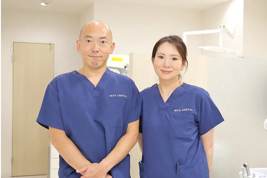 並んで微笑む院長と副院長