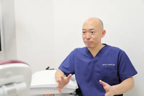 装着方法やお手入れ方法を説明する様子