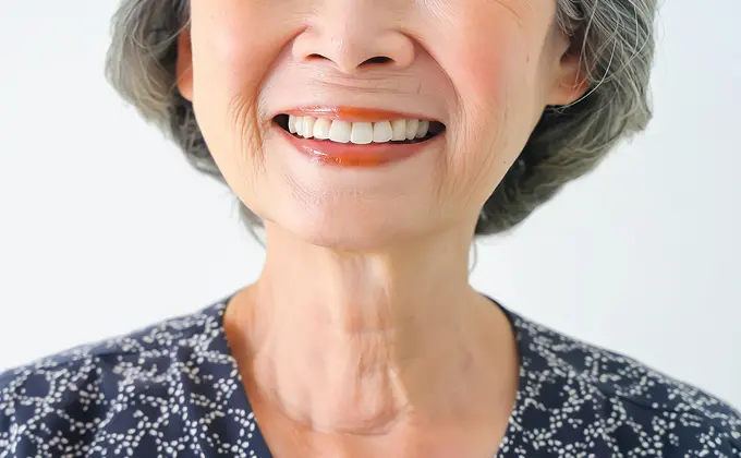 笑顔の高齢女性