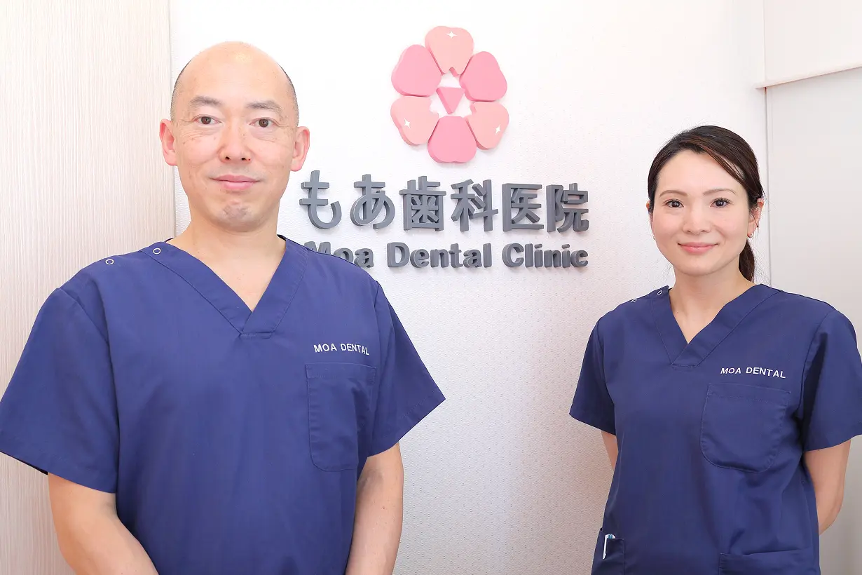 院長と副院長が並んで微笑んでいる様子