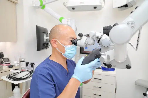 人工歯（セラミック）を装着する様子