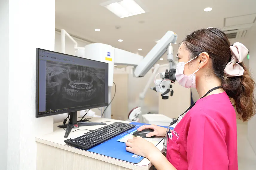 PCで画像による診断をしながら治療を進めるスタッフ