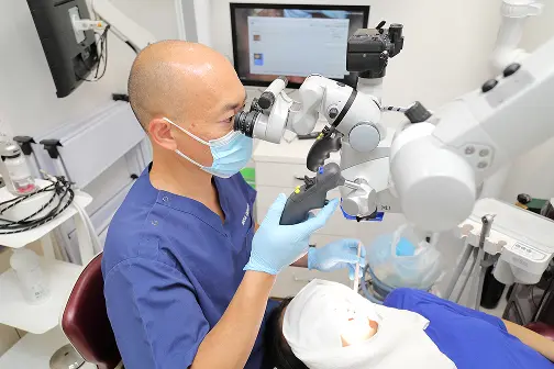 被せ物を装着する様子