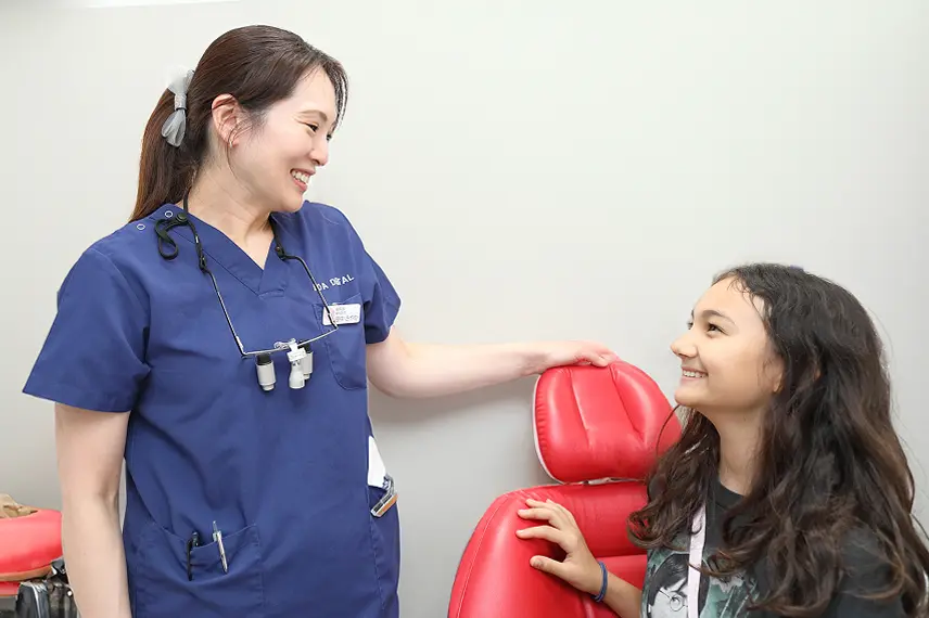 副院長と子供の患者が微笑む様子