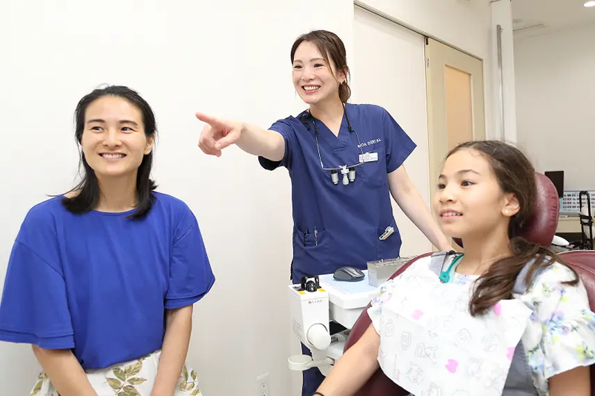 ご家族様と一緒に治療について話す様子