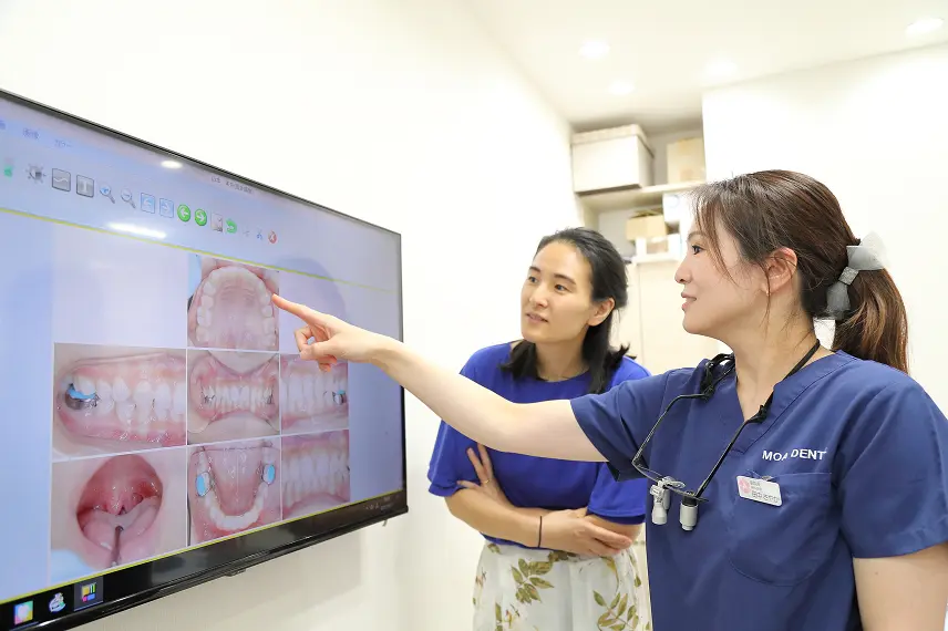 お口の写真や説明ツールを使用し説明する様子