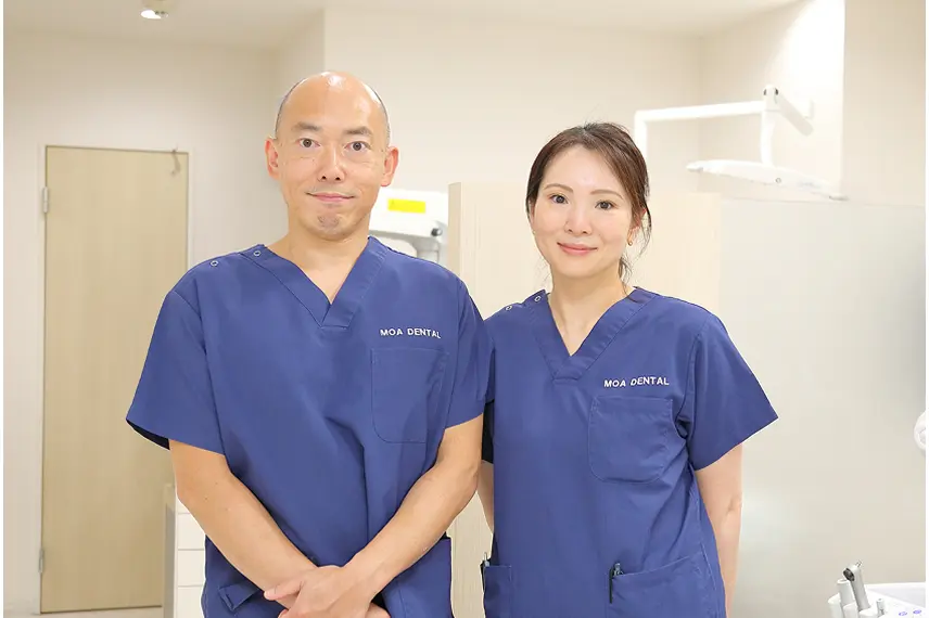 院長と副院長が並んで微笑む様子