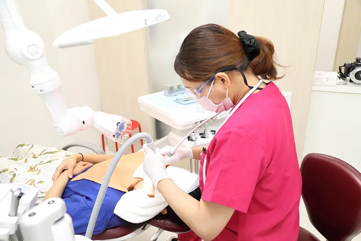 口腔ケアをする歯科衛生士