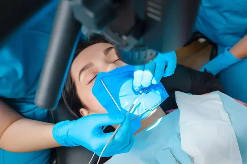 ラバーダムを使用し徹底した管理のもと治療する様子