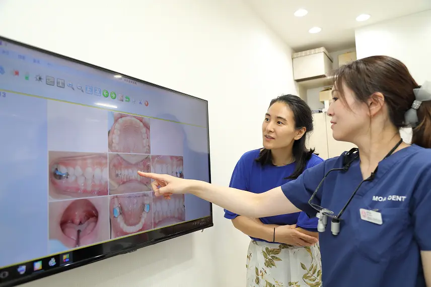 治療方針を患者と相談する様子