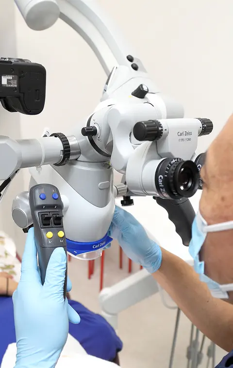 田中洋一院長がマイクロスコープを使用している写真