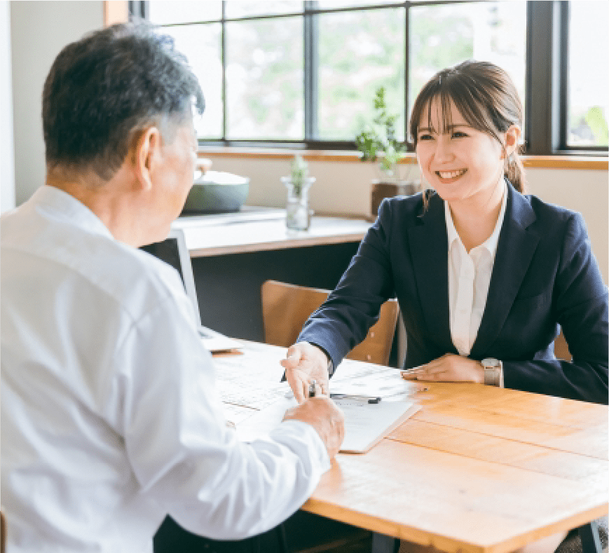 提案する女性